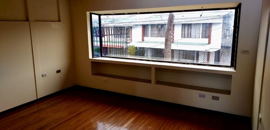 202m2 University Building in Barrio La Granja Sale-