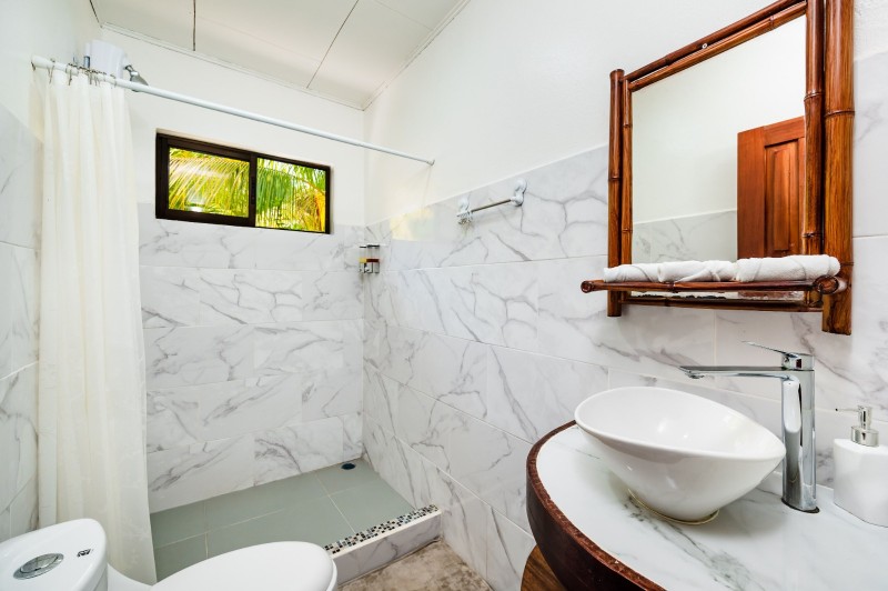 Bathroom in a deluxe guest room at El Sueño Tropical