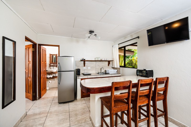 Guest unit with kitchen and dining bar at El Sueño Tropical