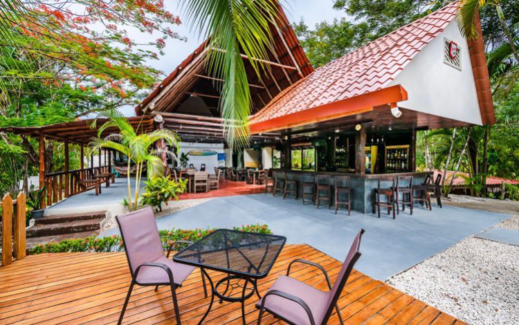 The restaurant and bar building at El Sueño Tropical