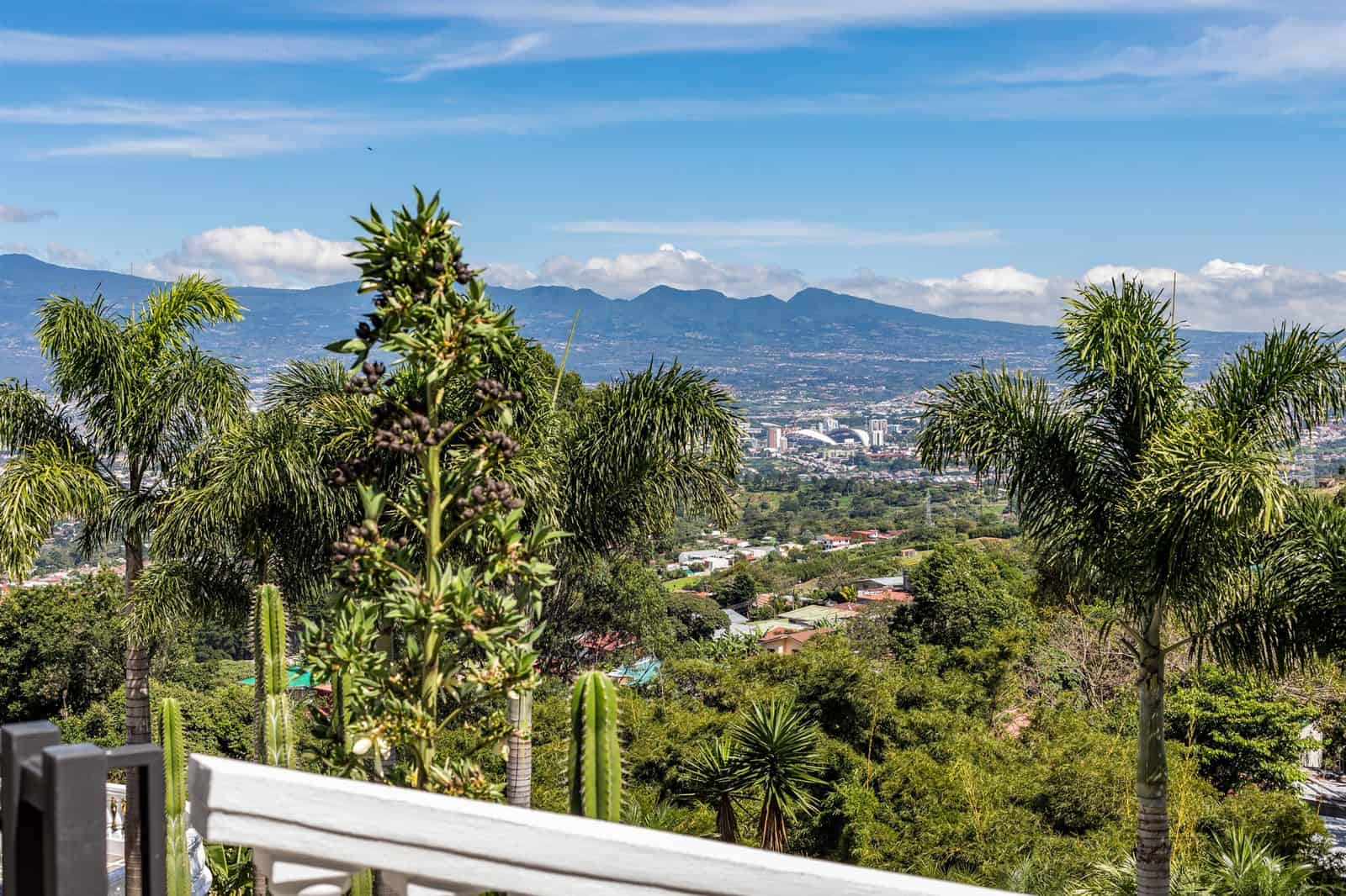 Panoramic view over San José and the Central Valley