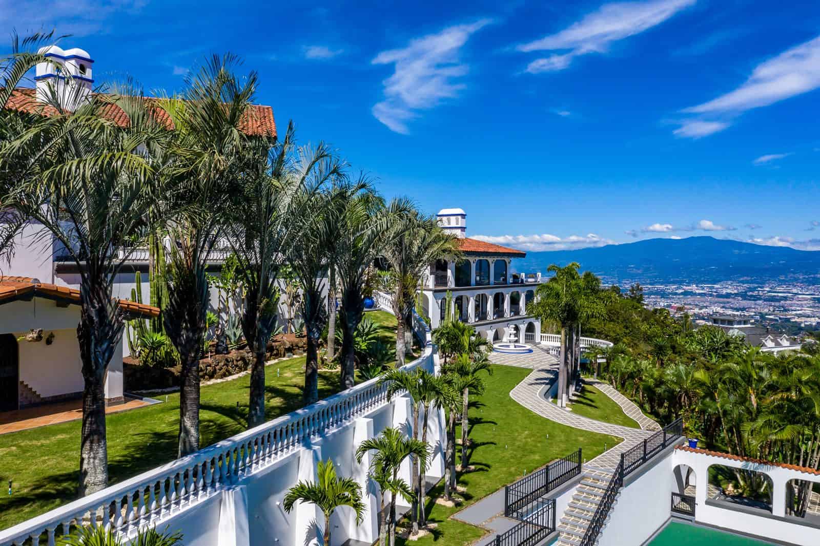 Palm garden with views over the Central Valley