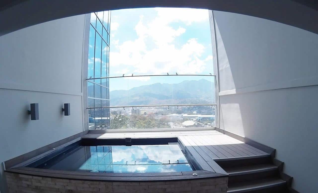 Rooftop jacuzzi with a view, Q-BO
