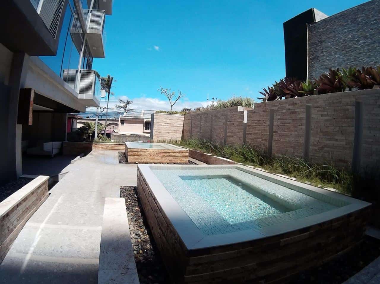 Outdoor heated jacuzzi, Q-BO