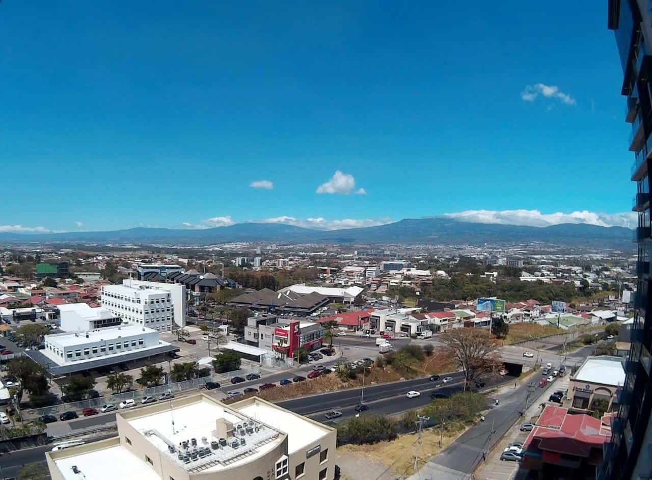 View from the 14th floor over Rohrmoser to the Heredia mountains